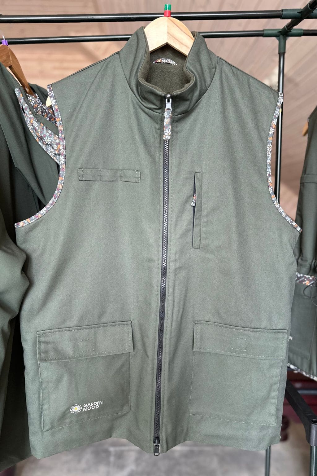 Dvipusė vyriška liemenė (su kišenėmis įrankiams)